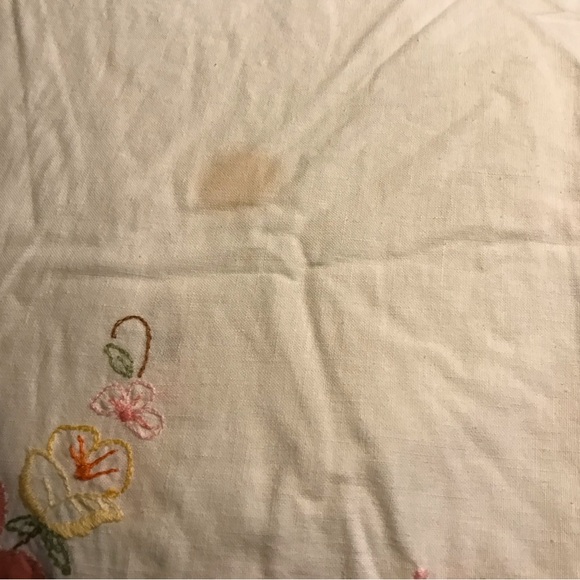 Floral Appliqué and Crotched Tablecloth - Picture 3 of 4